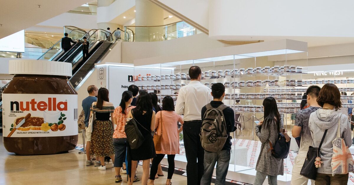 Consumidores na fila em uma pop up store da Nutella na Ásia: marca com presença global (Foto: Anthony Kwan/Bloomberg)