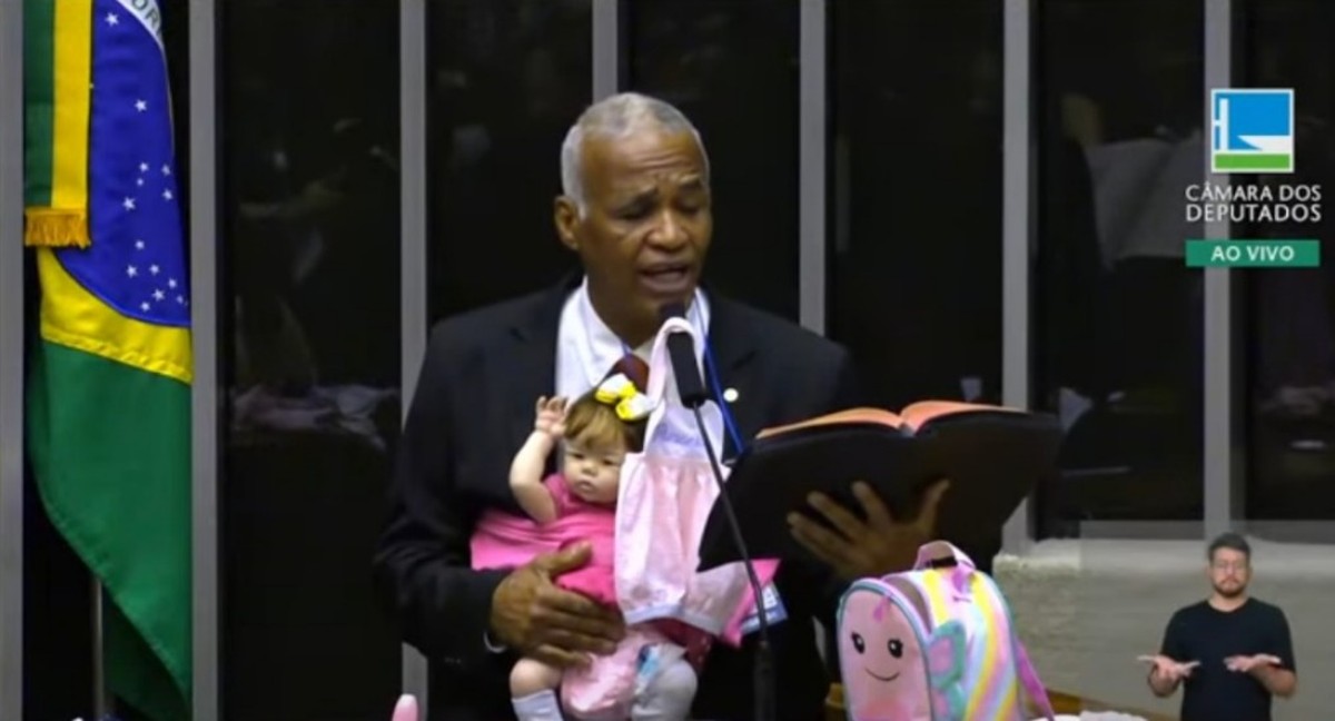 Deputado defende uso de boneca reborn e afirma que não é pecado ter uma