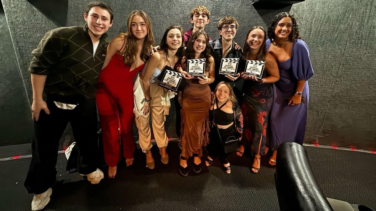 Alunos da Escola Nova com as premiações do Oscar Estudantil (Foto: Divulgação)
