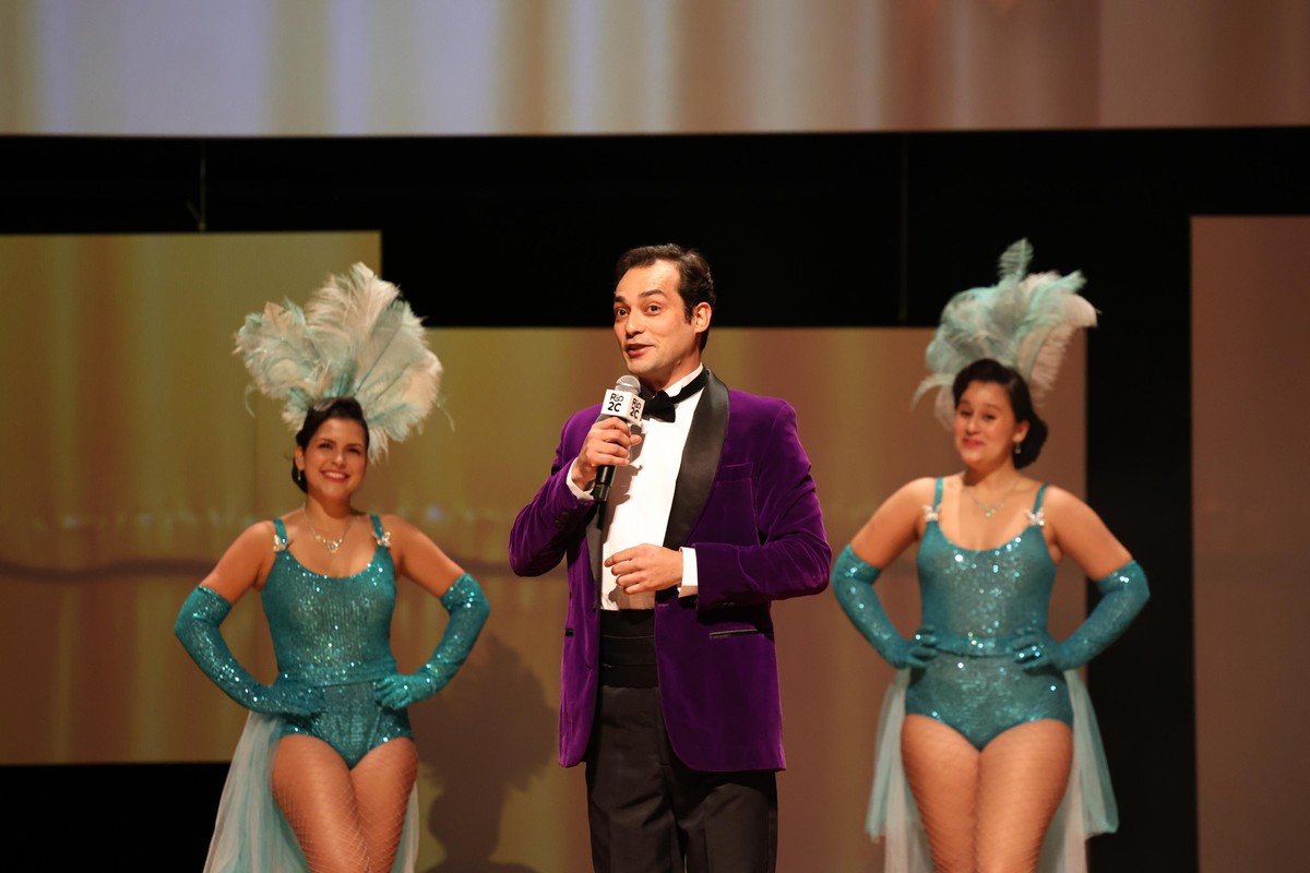 Eduardo Sterblitch abriu a apresentação caracterizado como o personagem Alfredo Honório, de ‘Garota do Momento’, no painel “100 anos de Globo: o nosso roteiro é o Brasil”, apresentado pela Globo no palco principal do Rio2C. (Foto: Divulgação/TV Globo/ Manoella Mello)