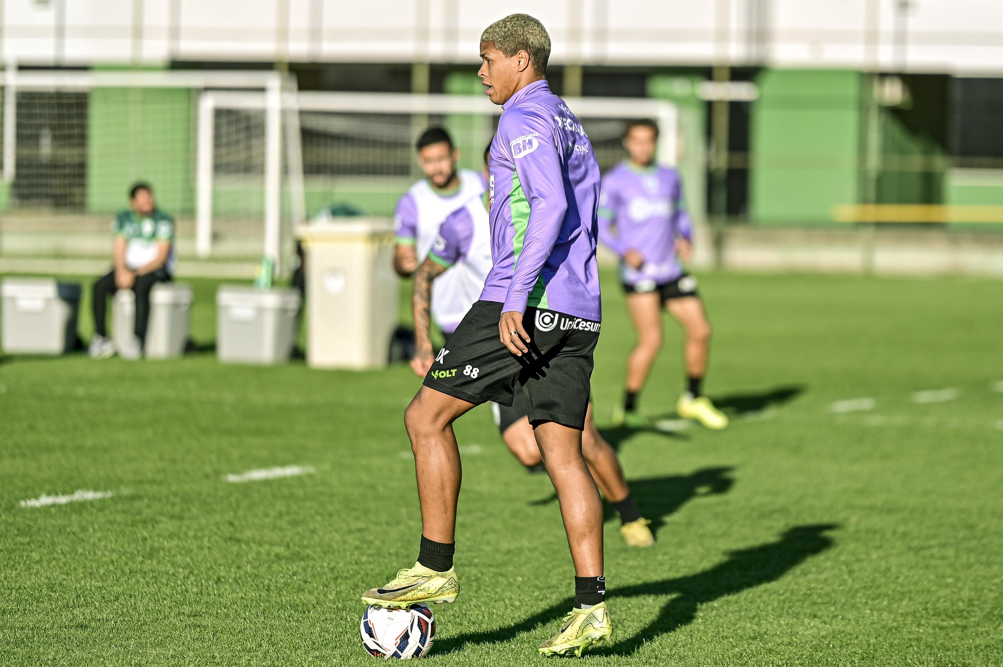 Vasco rejeita propostas do Cruzeiro e aposta na valorização de volante emprestado