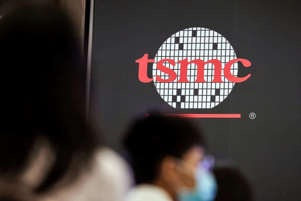 TSMC projeta lucro recorde em 2025, impulsionada pela demanda por chips de IA