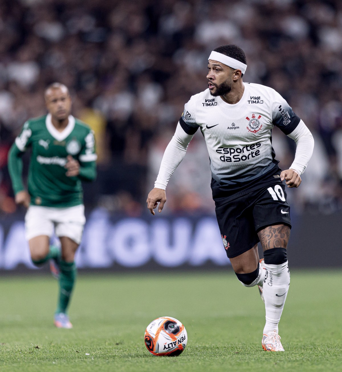 Corinthians enfrenta Palmeiras com Dorival sob pressão e Memphis em baixa