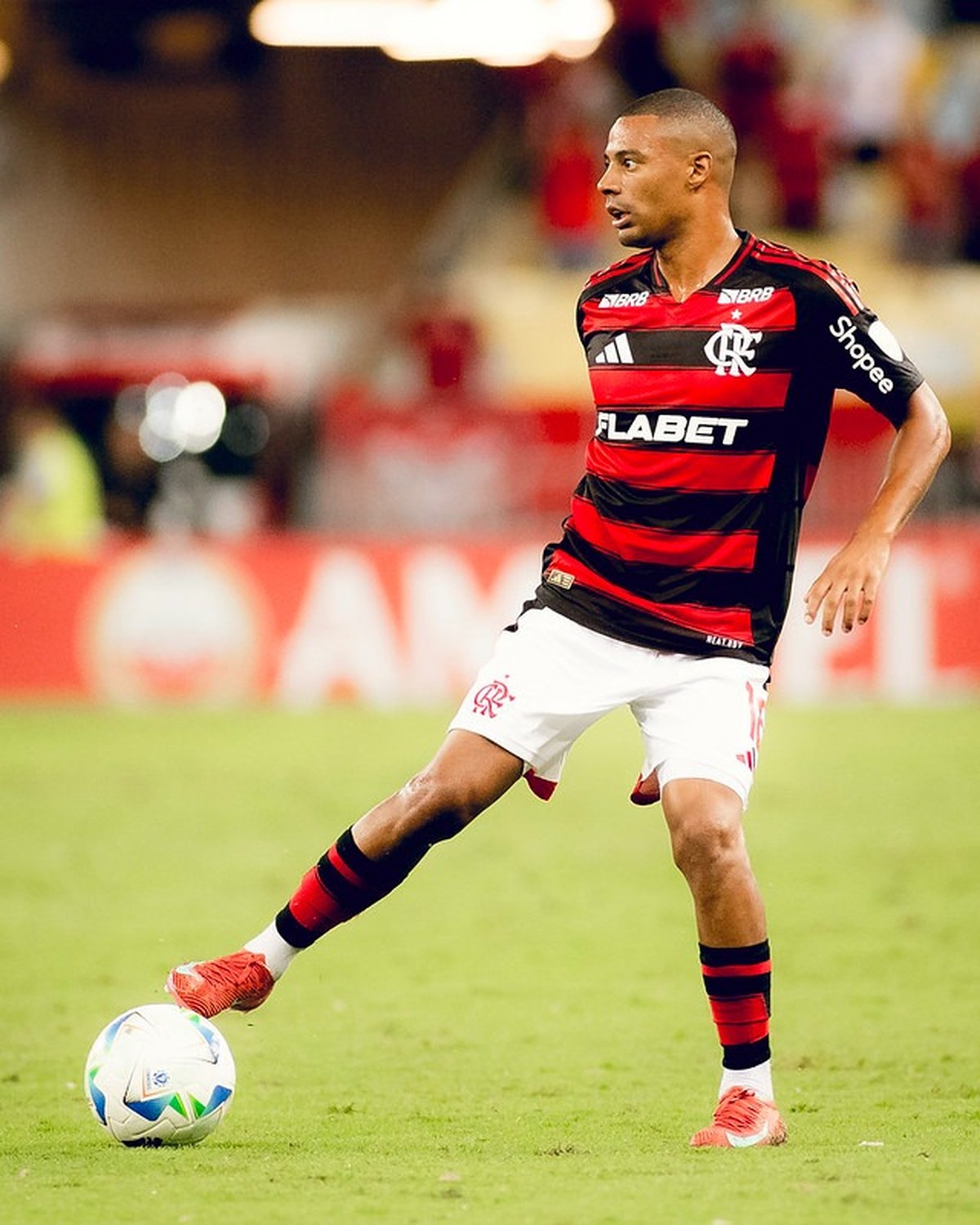 Médico do Flamengo revela lesão irreparável no joelho de De la Cruz