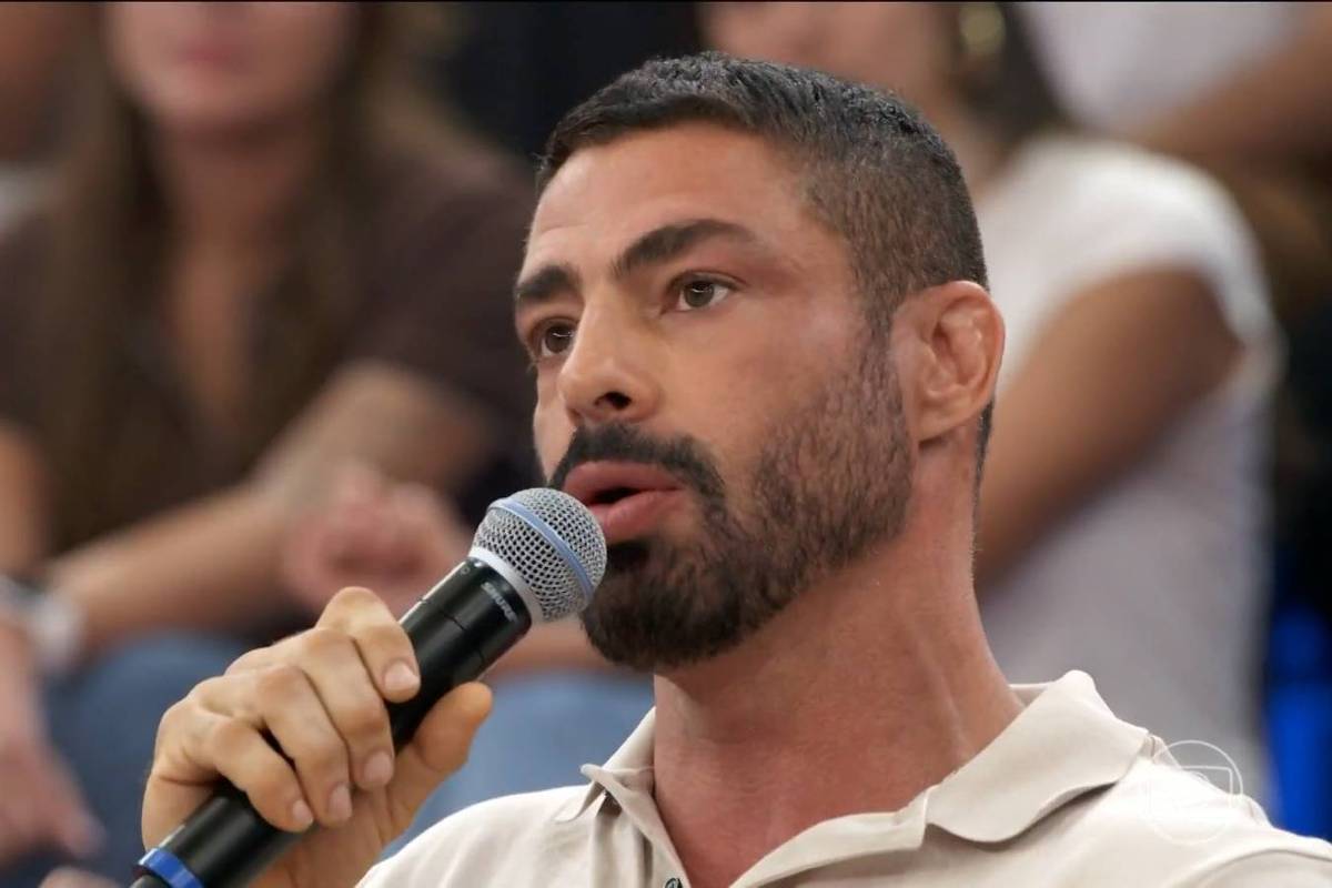 Cauã Reymond revela que enfrentou bullying na infância por causa do HIV da mãe