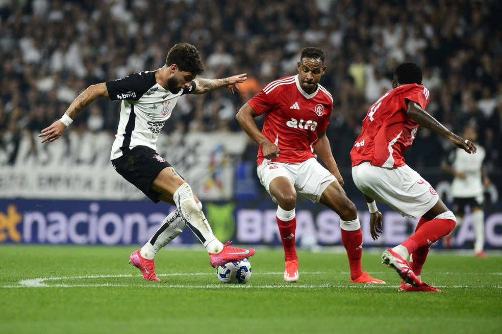 Yuri Alberto e Fernando Vitão no Corinthians e Inter (Foto: Marcos Ribolli)
