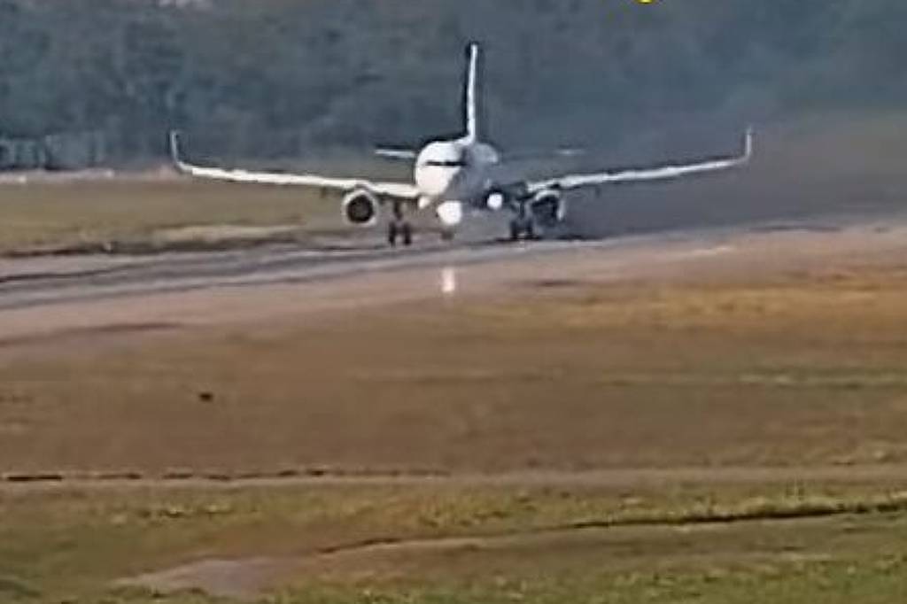 Avião aborta decolagem em Guarulhos após soltar fumaça durante aceleração