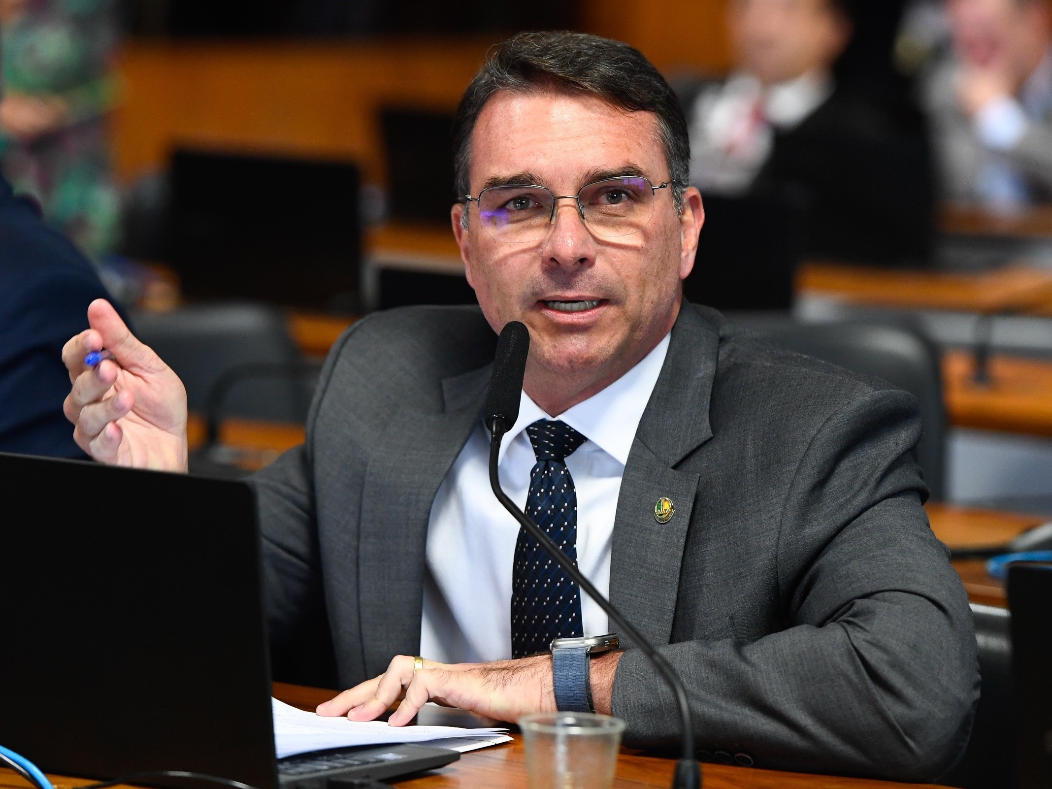 Flávio Bolsonaro critica Moraes por ser guiado pelo ódio em decisão contra Bolsonaro
