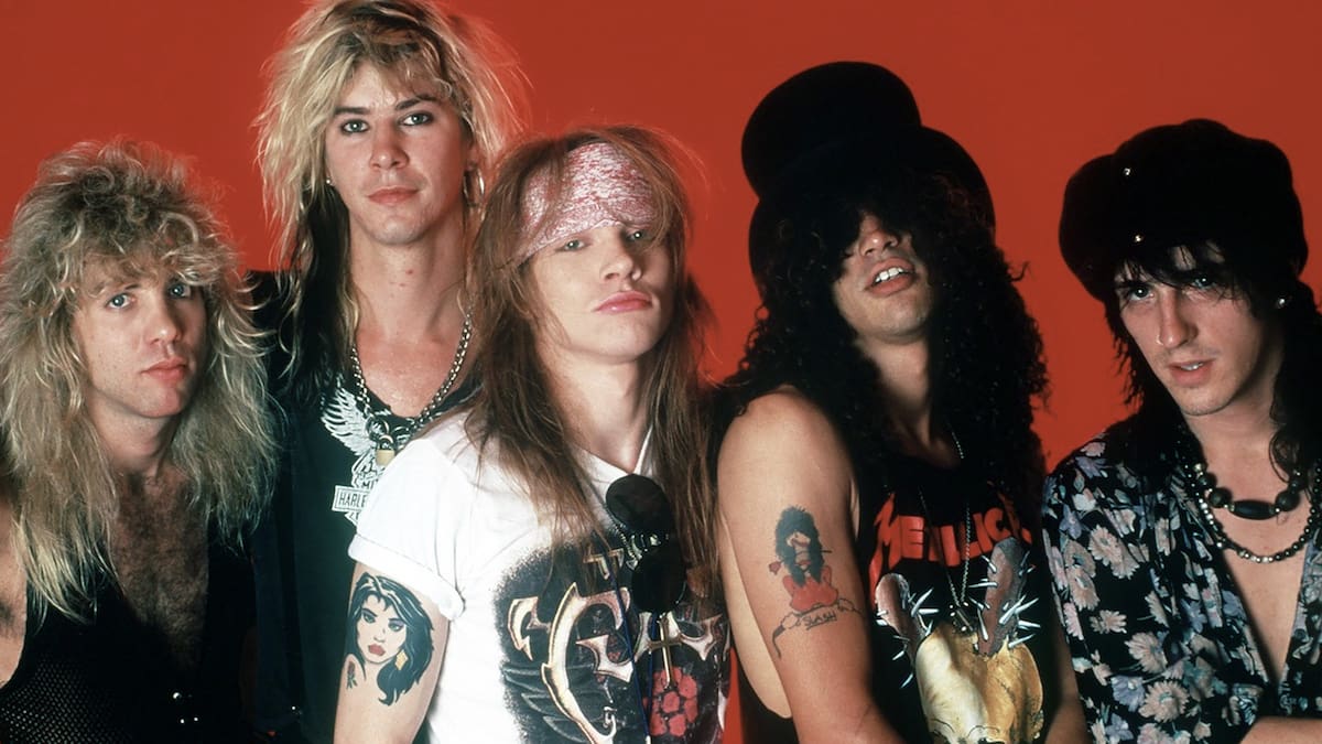 Slash completa 60 anos com legado de riffs e excessos na música rock