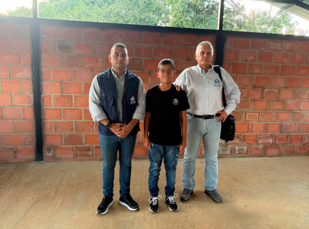 Fotografia do menino secuestrado, acompanhado por pessoal da Defensoría del Pueblo, após sua liberação perto de Jamundí (Valle del Cauca). (Foto: Defensoría del Pueblo)