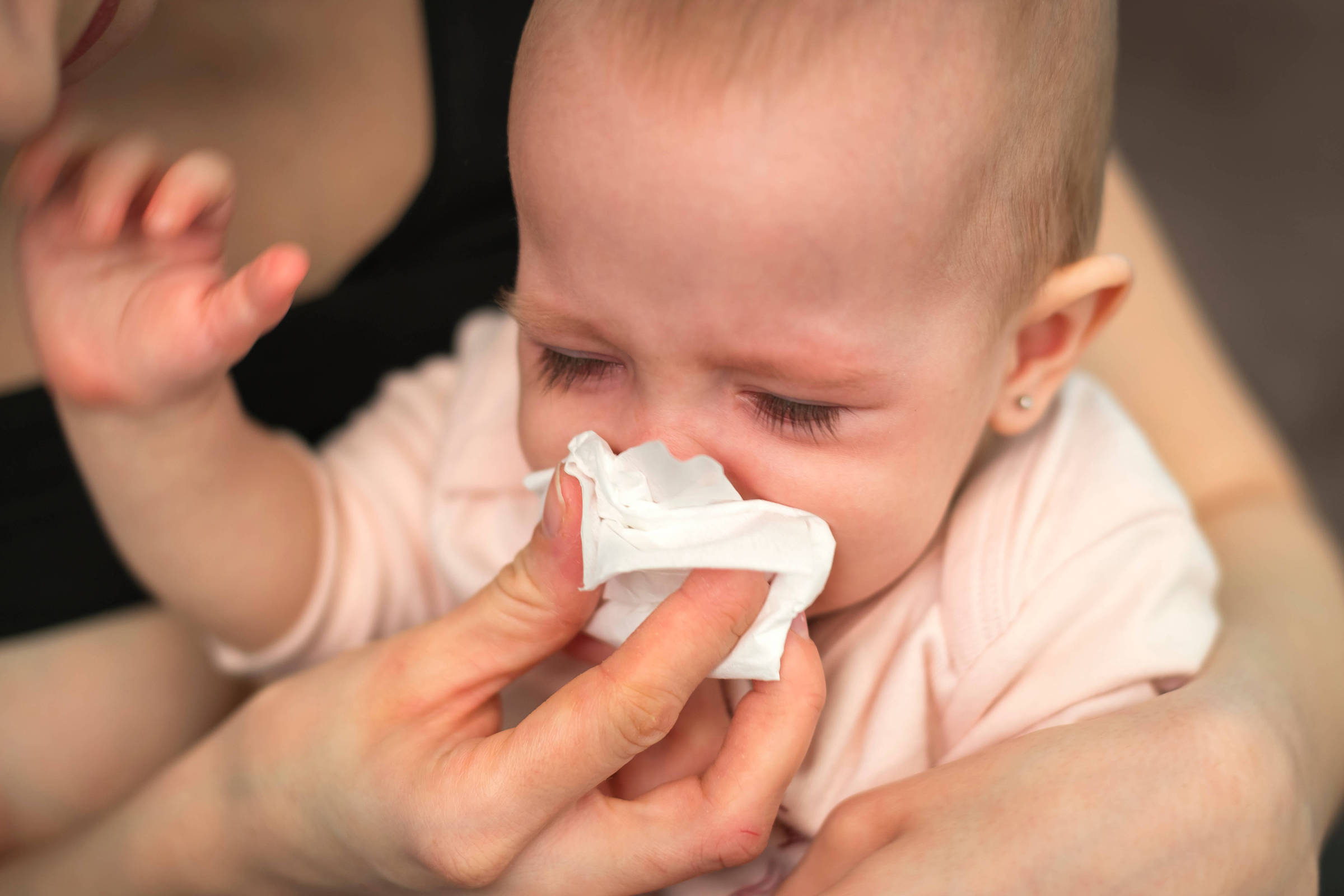 Na pneumonia silenciosa, os sintomas aparecem apenas nos estágios mais avançados da infecção, aumentando o risco de hospitalização, especialmente entre crianças. (Foto: Ondrooo/Adobe Stock)
