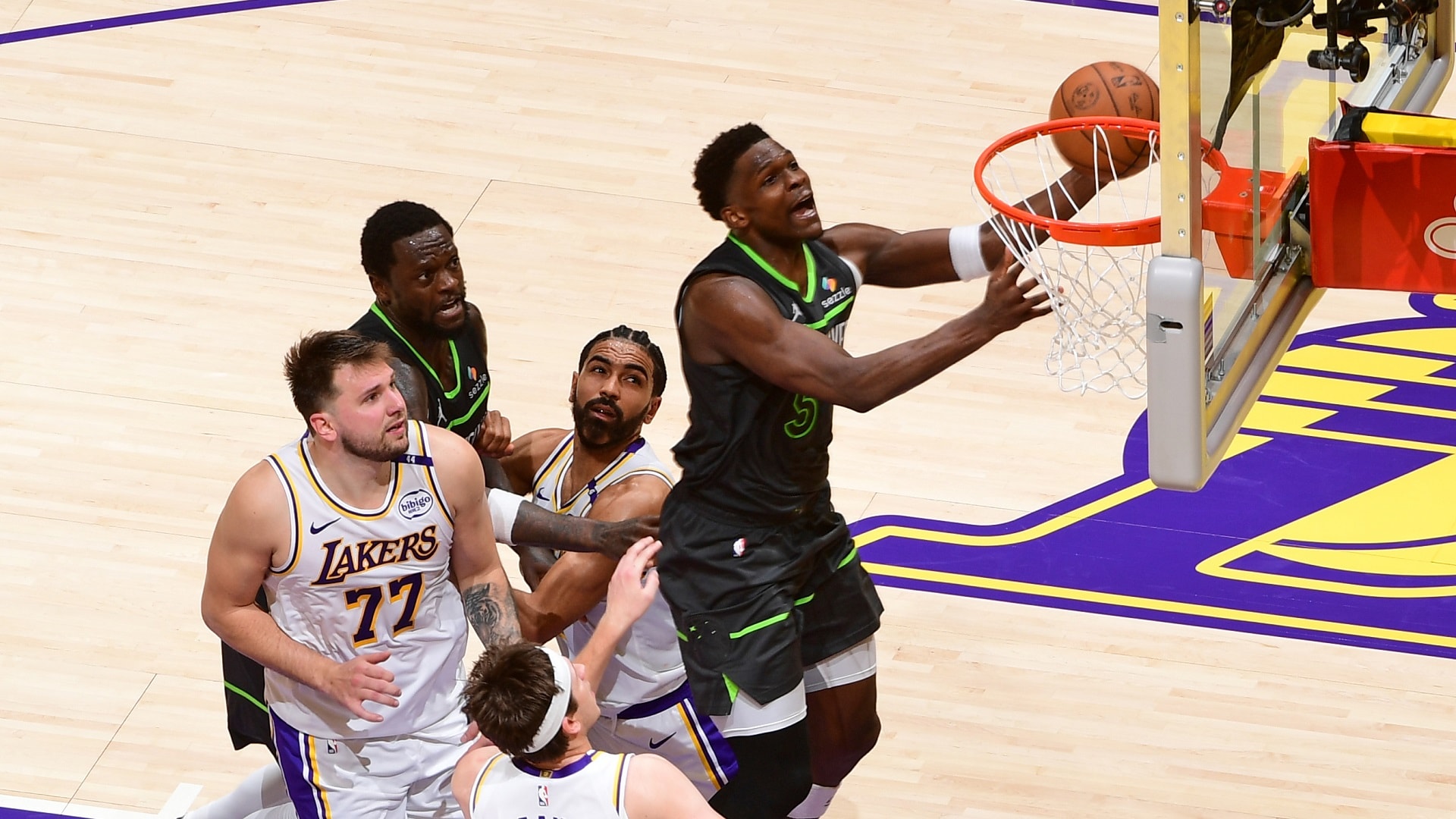 Luka Dončić, durante o jogo entre os Lakers e os Timberwolves neste sábado. (Foto: Jayne Kamin-Oncea (IMAGN IMAGES via Reuters Connect))