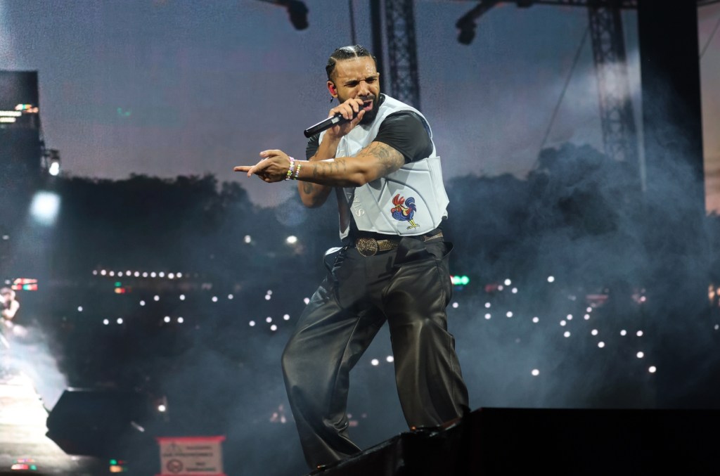 Drake emociona fãs com tributo especial na terceira noite do Wireless Festival 2025