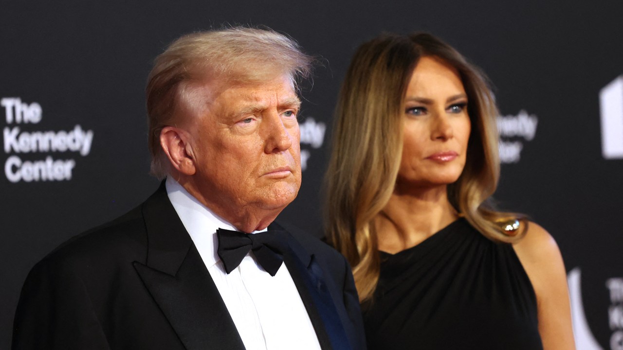 Brasileiros atacam Instagram de Melania após fechamento de comentários por Trump
