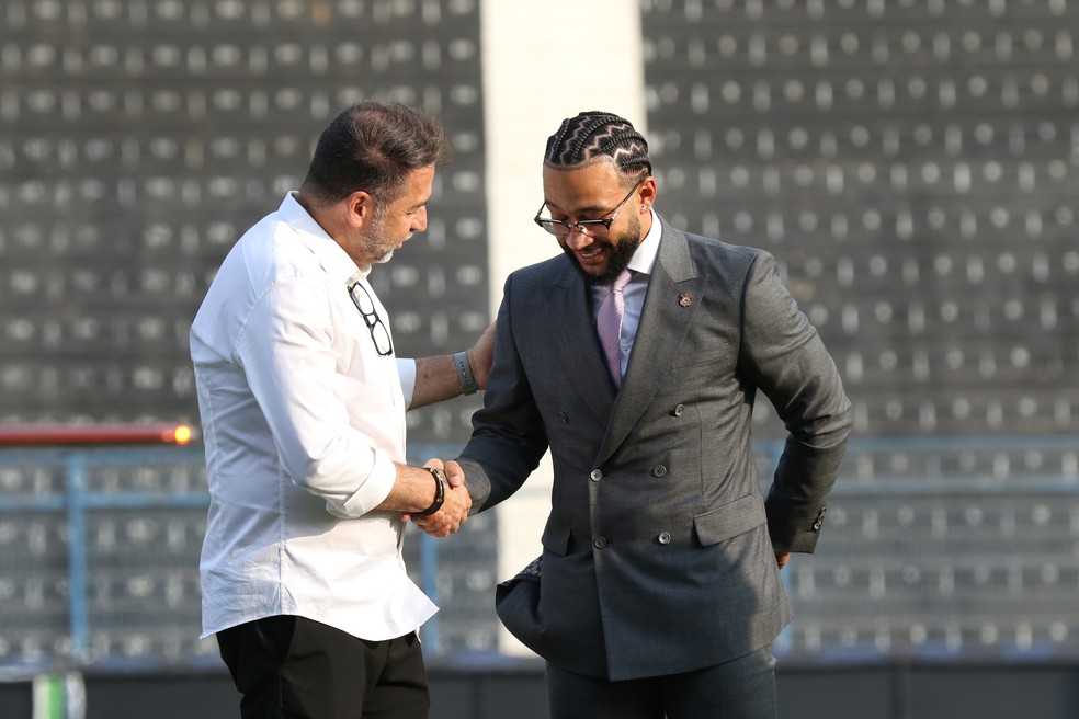 Memphis Depay e Augusto Melo no gramado do Parque São Jorge (Foto: José Manoel Idalgo/Agência Corinthians)