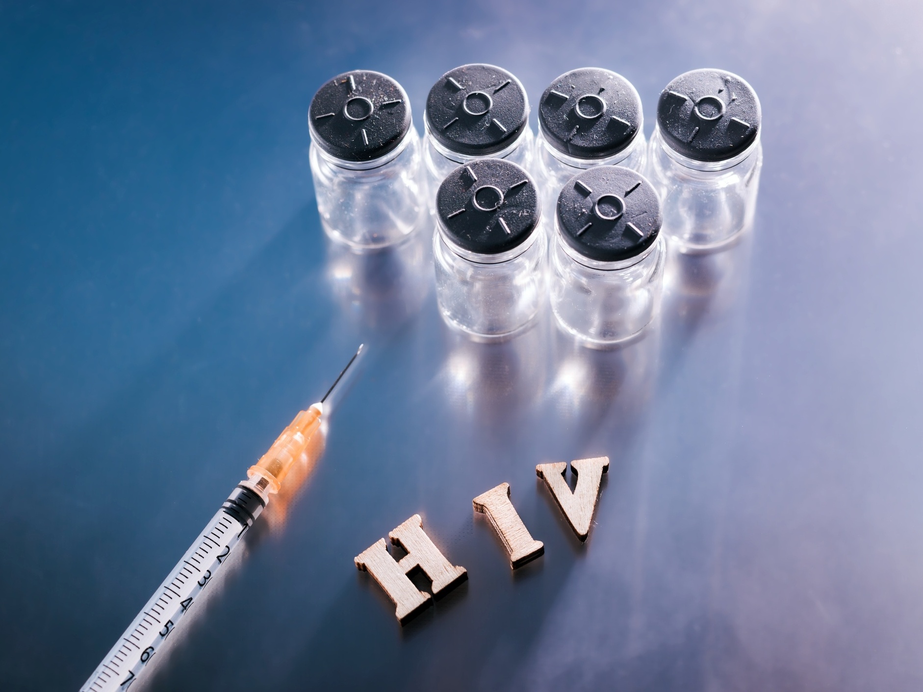 Governo Trump encerra programa de US$ 258 milhões para pesquisa de vacina contra HIV