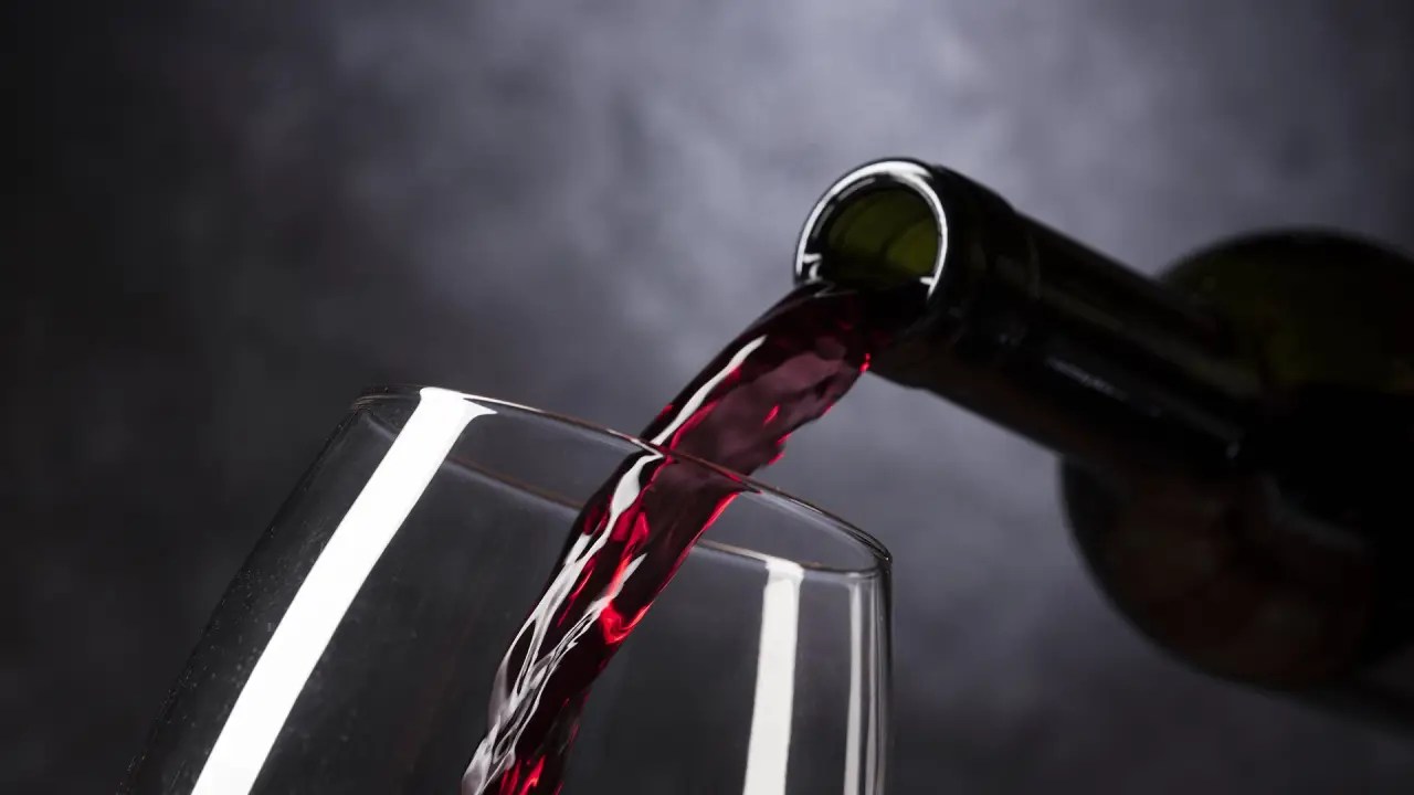 Levar seu próprio vinho ao restaurante pode ser uma escolha vantajosa