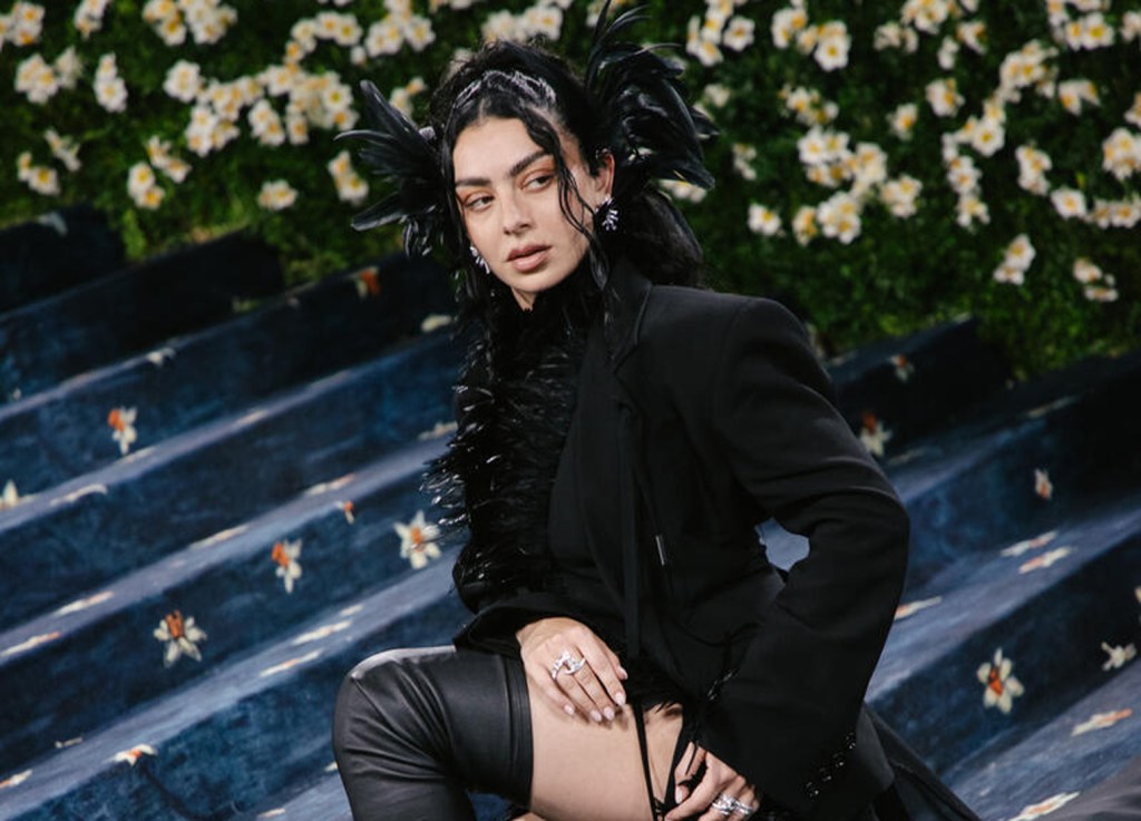 Charli XCX reagiu ao comentário de PinkPantheress, que expressou interesse em colaborar no futuro. (Foto: Reprodução)