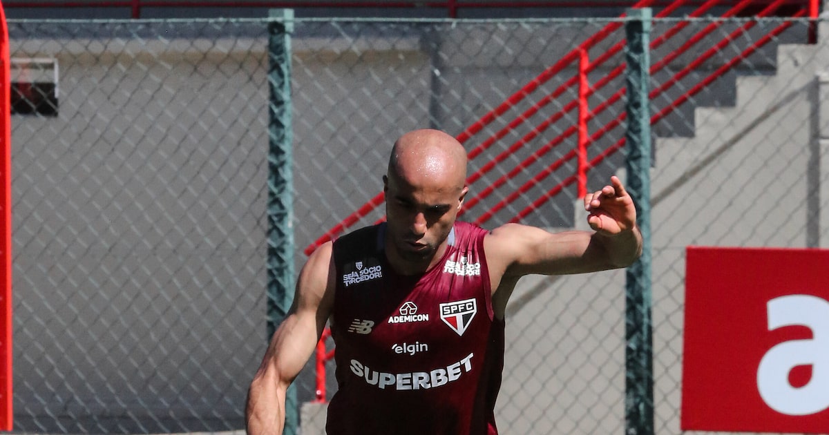 Zubeldía poupa Lucas no sintético e não garante volta na quarta: 'Não sei se vai ser titular' (Foto: Érico Leonan/São Paulo)