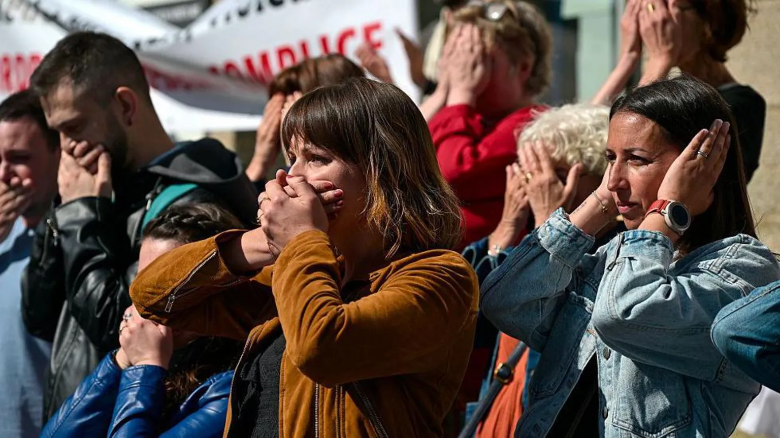 Protestos em frente ao tribunal em Vannes demonstram apoio às vítimas de Le Scouarnec. (Foto: Getty Images)