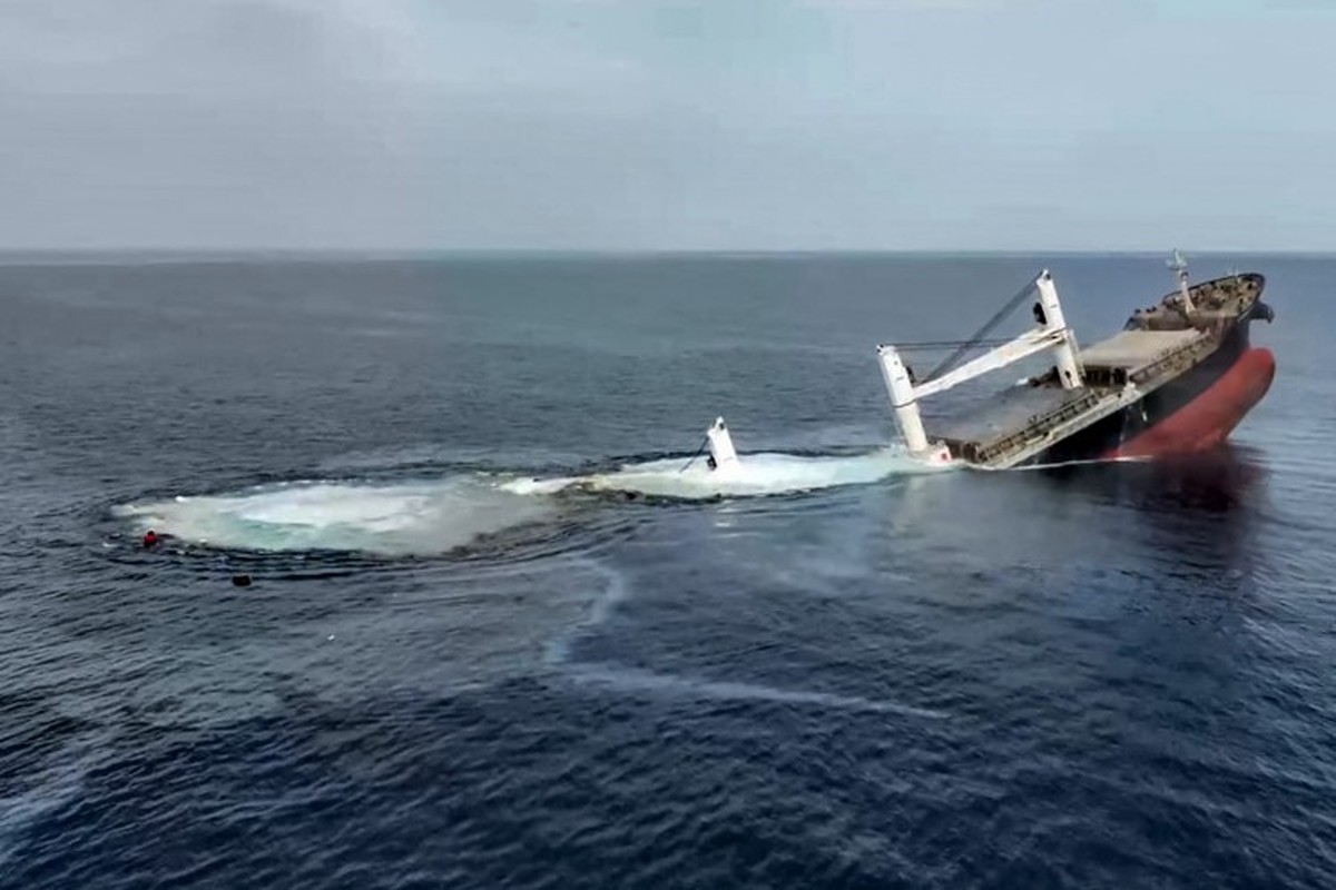 Houthis afundam navios comerciais e sequestram tripulantes no Mar Vermelho