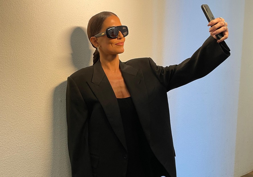 Deborah Secco brilha no São Paulo Fashion Week com look impactante de Dario Mittmann
