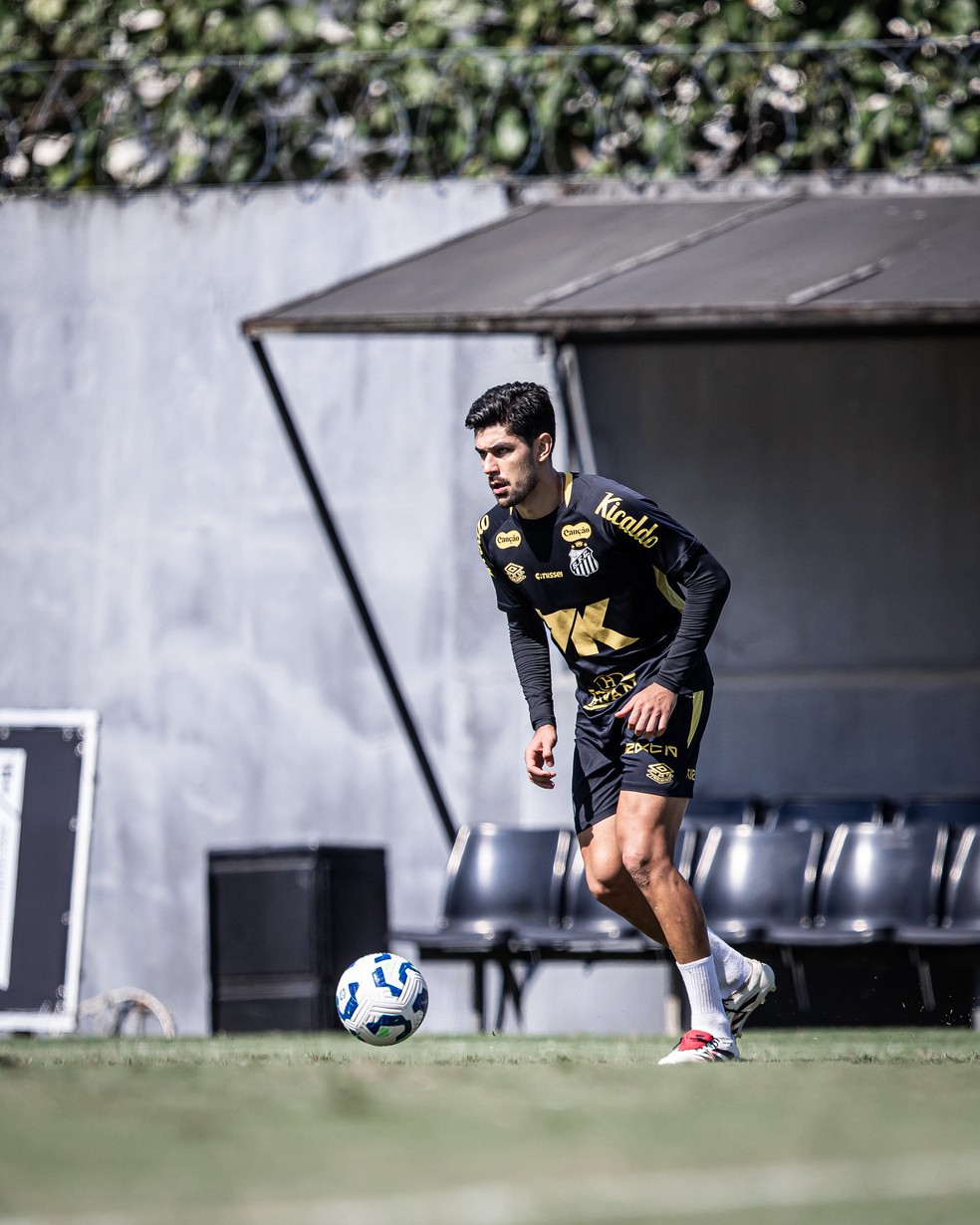 João Basso em treino no CT Rei Pelé (Foto: Raul Baretta/Santos FC)