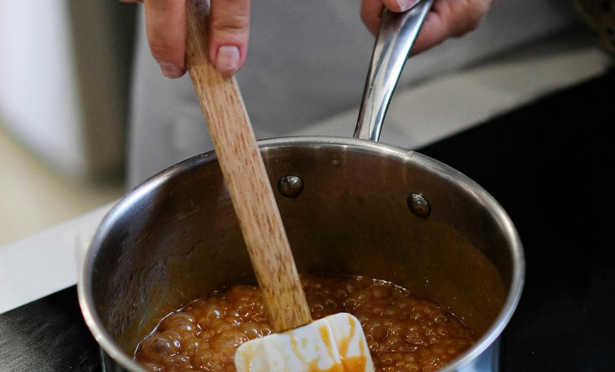 Aprenda truques simples para preparar a calda perfeita e surpreender na cozinha