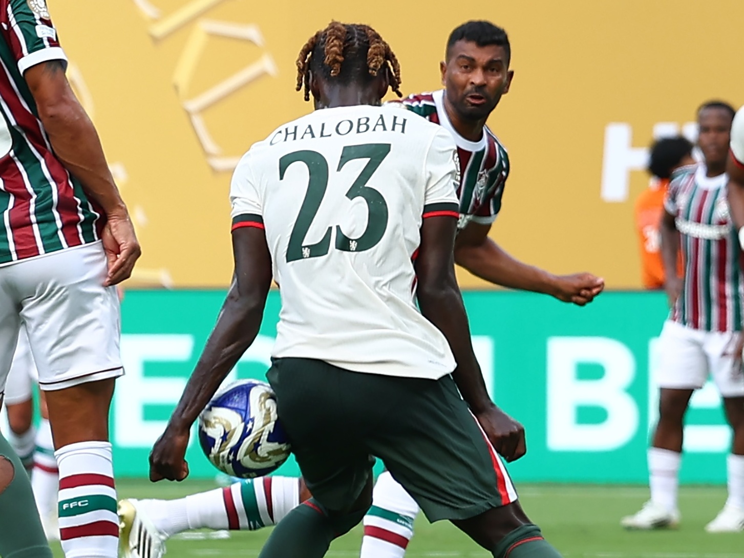 Fluminense recebe pênalti polêmico em partida contra o Chelsea, dizem ex-árbitros