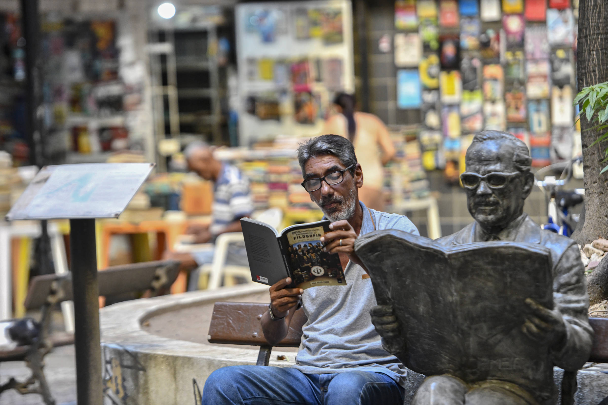 Crescem vendas de ebooks e audiolivros enquanto didáticos enfrentam queda significativa