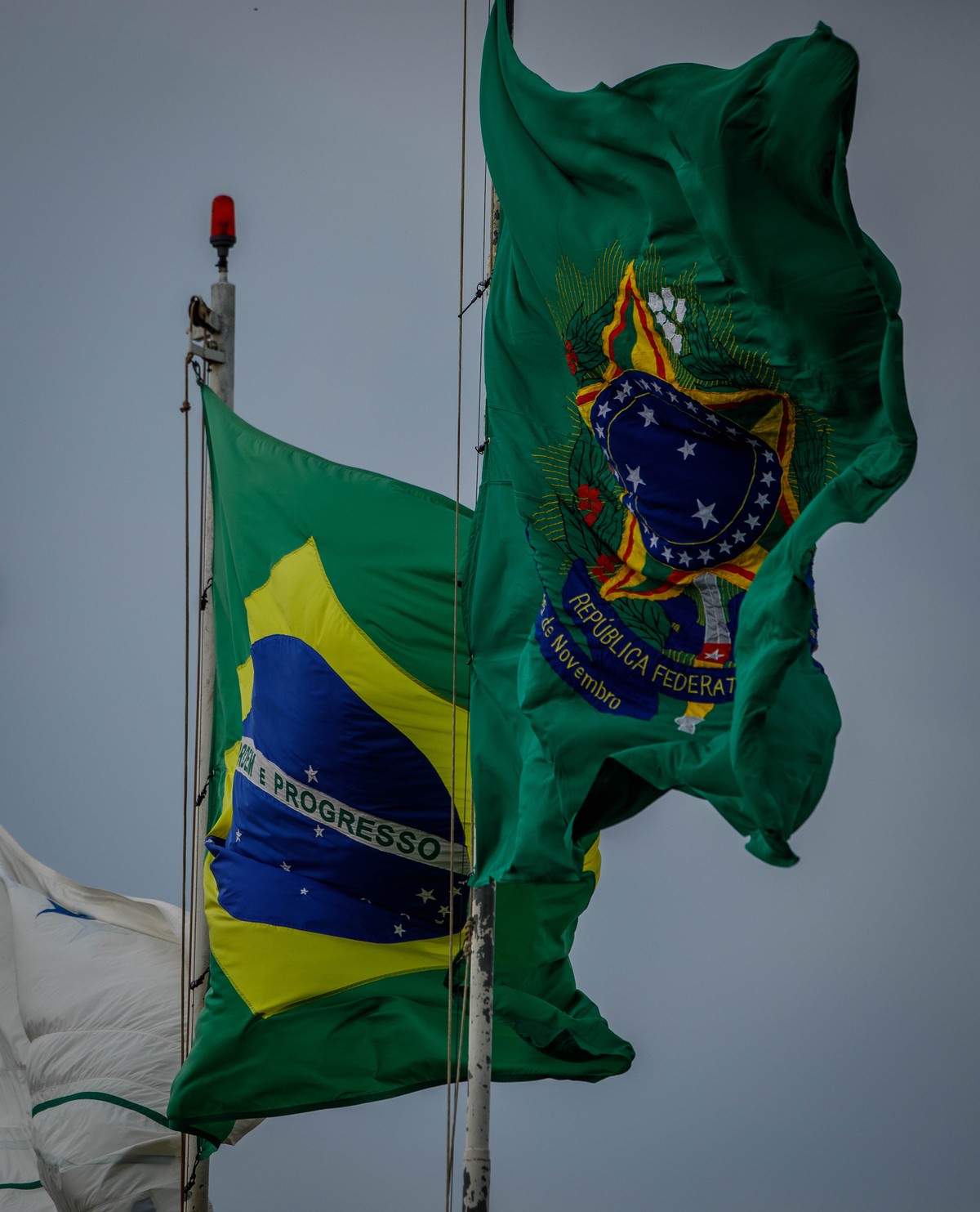 Bandeira é passada para novo líder em emocionante cerimônia de troca