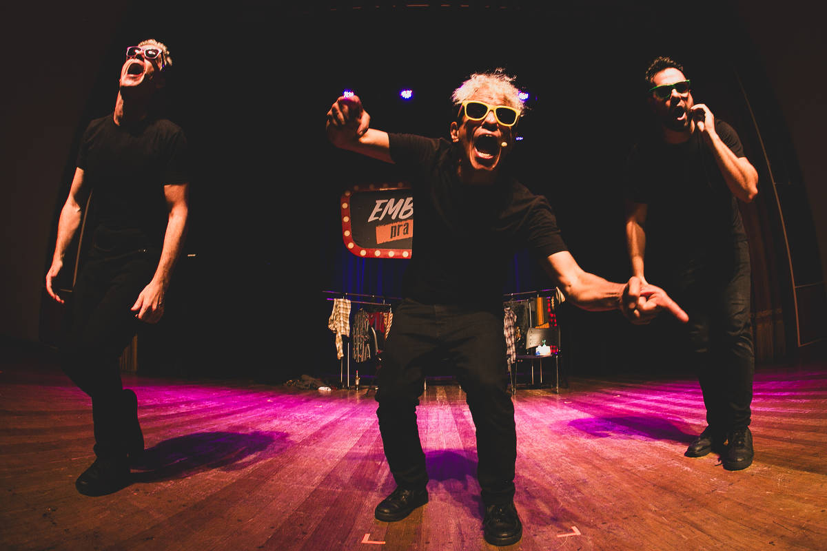 Atores de 'Embrulha Ao Vivo' conquistam público com humor e interação no teatro paulista