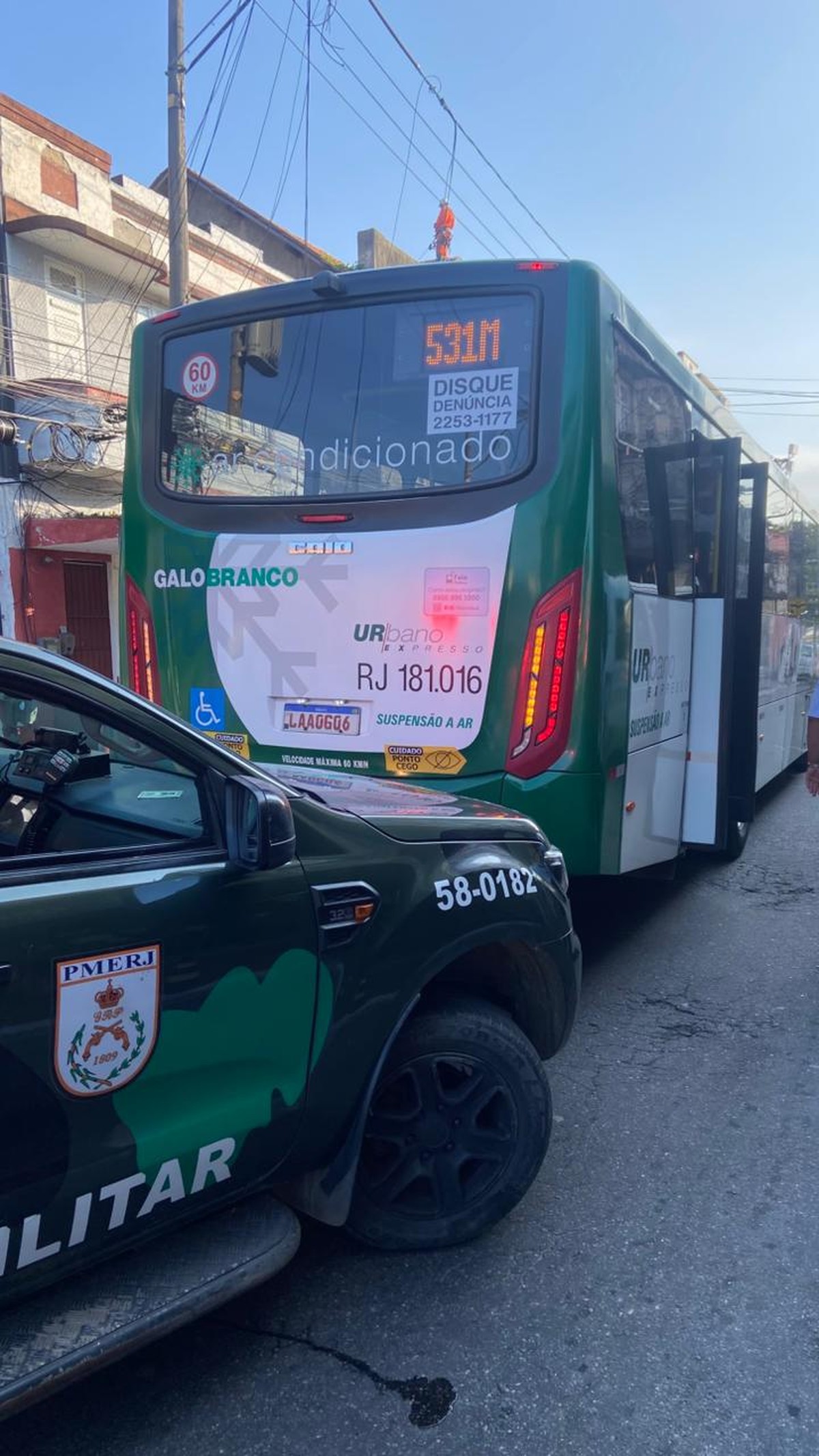 Homem é detido por ato obsceno ao lado de adolescente em ônibus no Rio