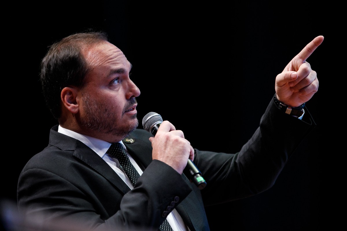 Carlos Bolsonaro solicita bloqueio de bens após calote de desafeto em indenização