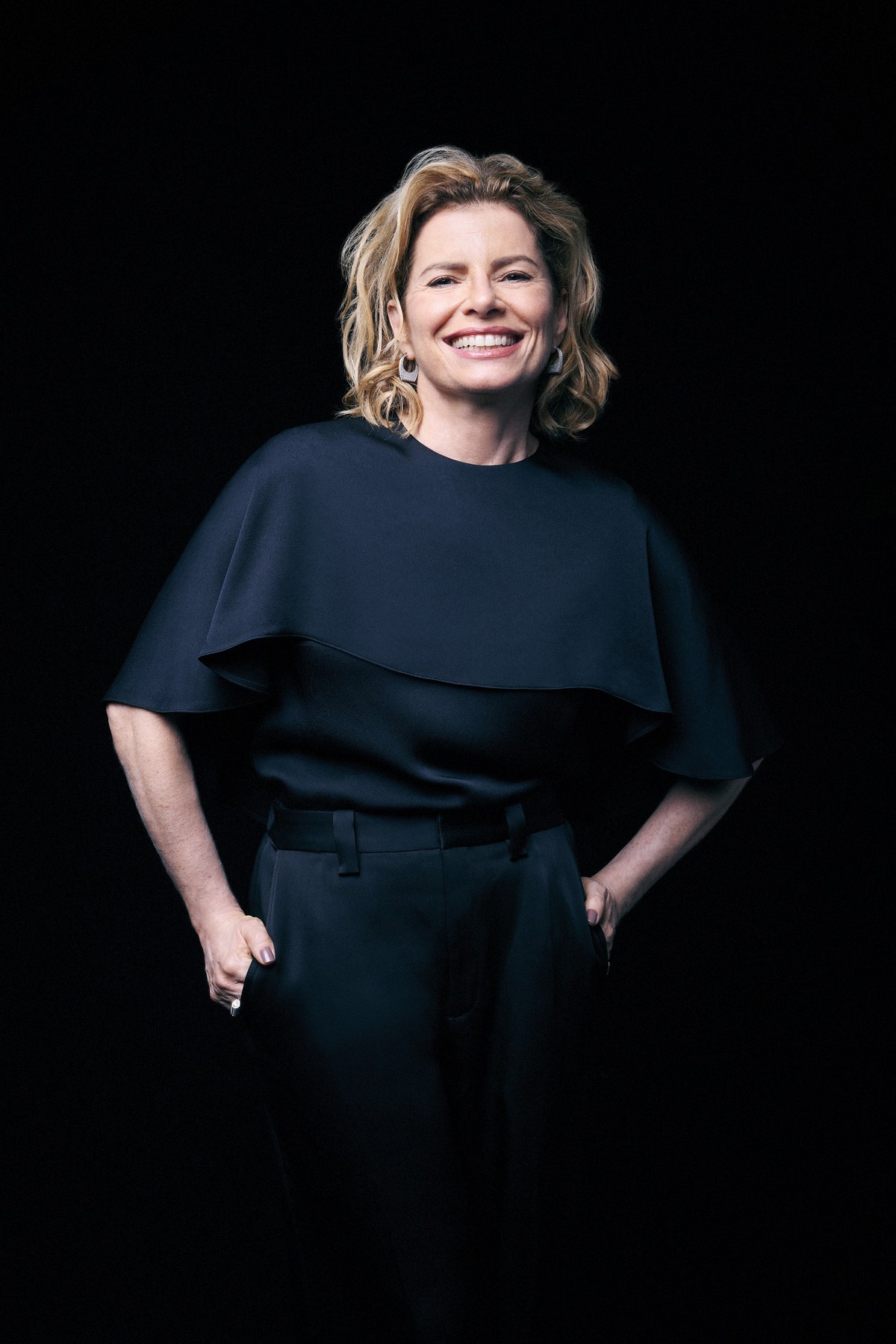 Debora Bloch destaca a relevância do teatro e como enfrenta críticas nas redes sociais