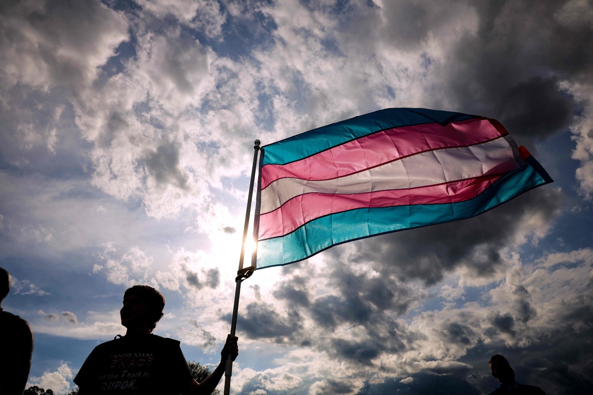 Justiça derruba norma do CFM que limita tratamento a adolescentes trans