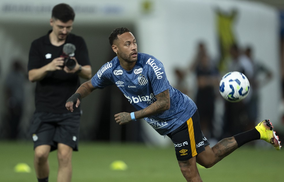 Neymar deve voltar a jogar pelo Santos no início do próximo mês (Foto: Jorge Rodrigues/AGIF)