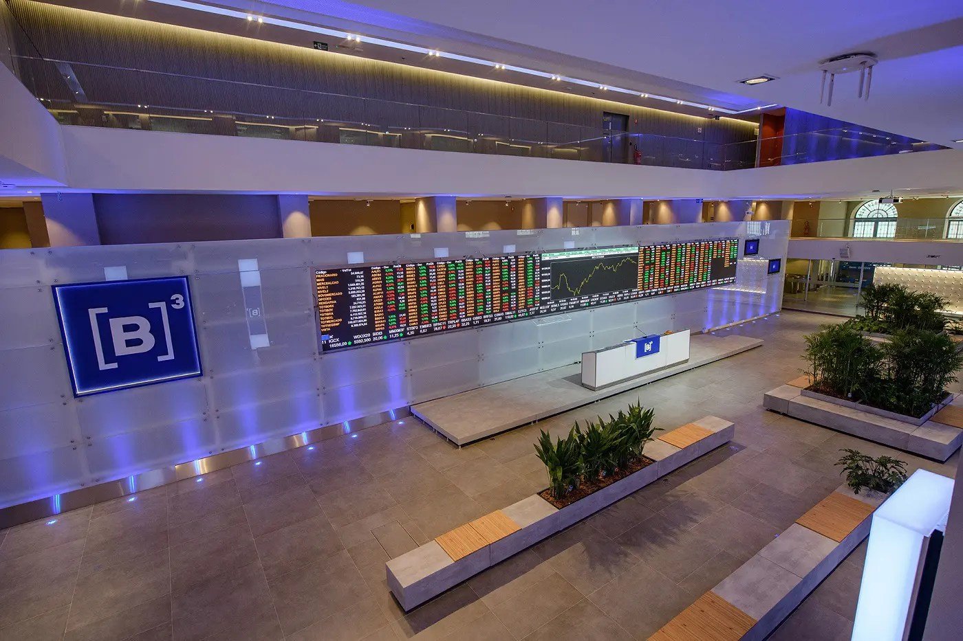 Ibovespa registra queda apesar de altas em Petrobras e Vale; cautela persiste