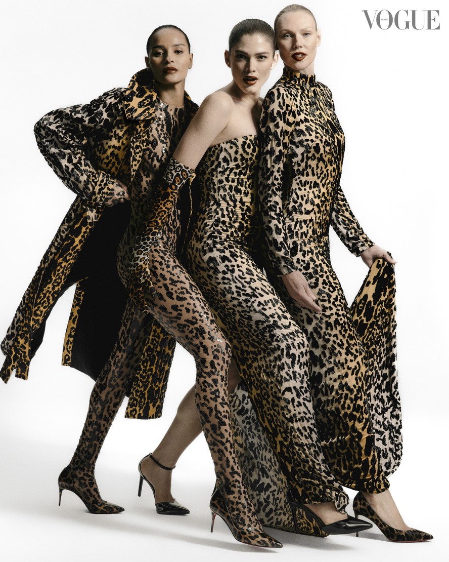 Gracie Carvalho veste trench coat e catsuit Reinaldo Lourenço, e escarpins Christian Louboutin; Valentina Sampaio usa vestido Reinaldo Lourenço e escarpins Eurico; e Shirley Mallmann usa vestido Reinaldo Lourenço e escarpins Christian Louboutin (Foto: Pedro Napolinário / Vogue Brasil)
