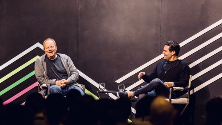 Parker Conrad, cofundador e CEO da Rippling, e o investidor da Kleiner Perkins, Ilya Fushman, falam na cúpula Fellows Founders da empresa de capital de risco em San Francisco, em setembro de 2022. (Foto: Rippling)