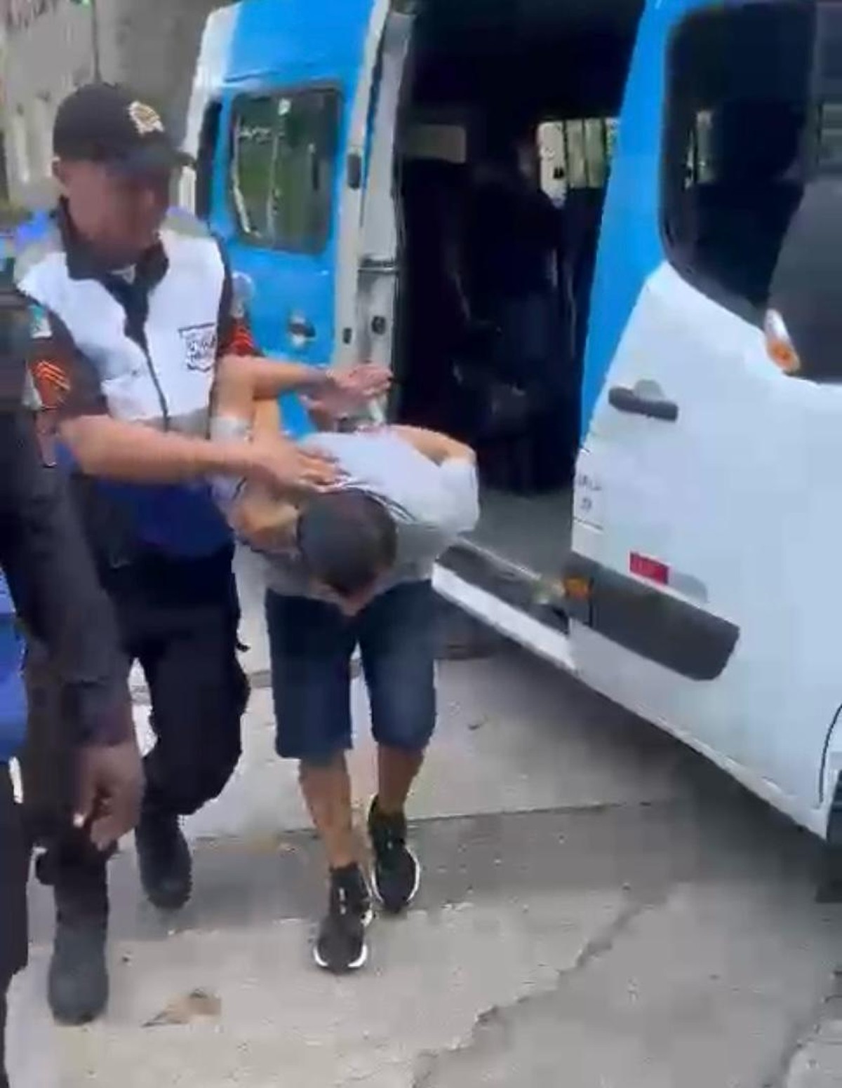 Homem, identificado como Tiago Oliveira Silva, de 26 anos, é preso em flagrante no Leblon (Foto: Reprodução)