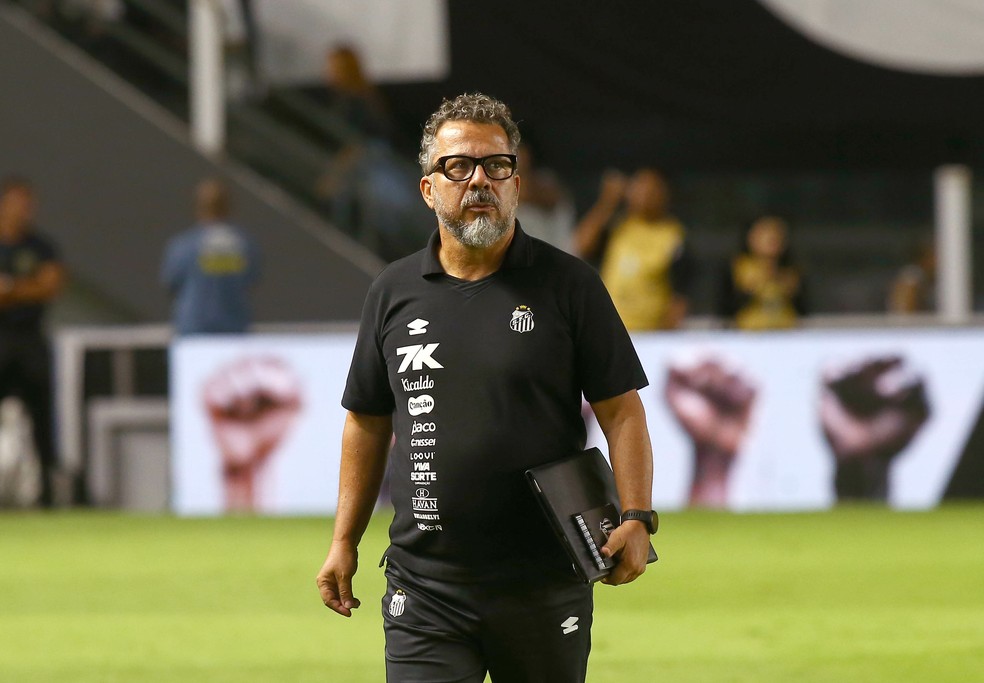 Torcedores do Santos entraram em confronto com a Polícia Militar após o empate com o CRB na Vila Belmiro. (Foto: Reprodução/ESPN)