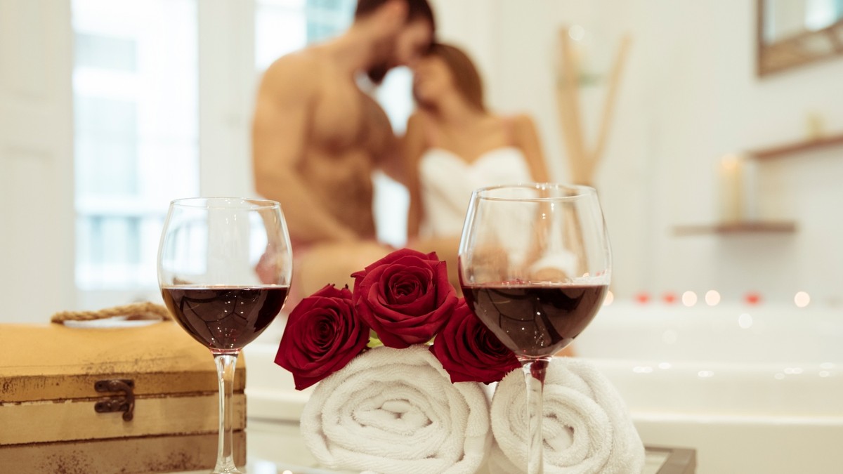 Motéis oferecem fondue e piscina aquecida para casais aproveitarem o inverno