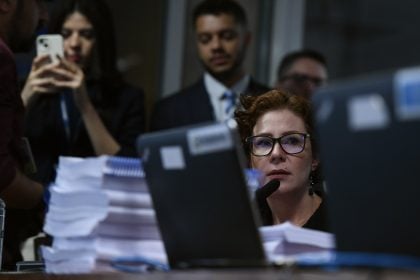 Prisão de Carla Zambelli provoca pressão por cassação de mandato na Câmara
