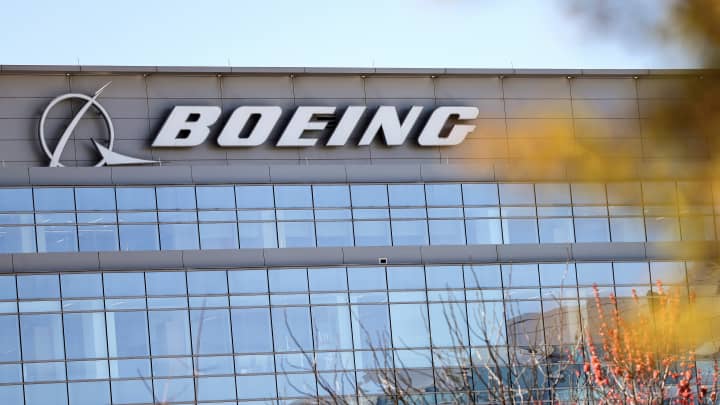 A parte externa da sede da Boeing Company é vista em 25 de março de 2024 em Arlington, Virginia. (Foto: Kevin Dietsch | Getty Images)