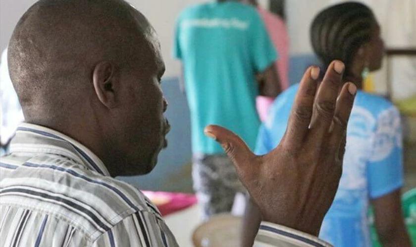 Cristão é assassinado por familiares muçulmanos durante oração em Uganda
