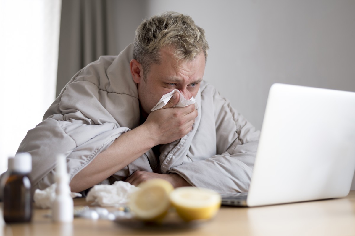 Apesar dos sintomas da gripe, do resfriado e da Covid serem parecidos, afetando as mesmas regiões do corpo, é possível diferenciá-los (Foto: Freepik)