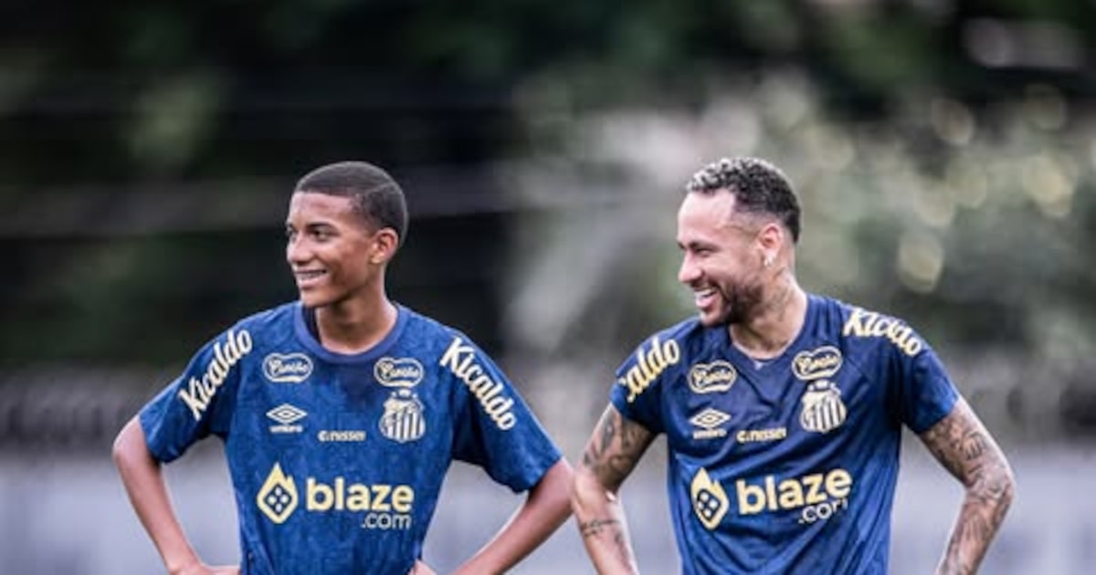 Robinho Jr. recebe camisa 7 do Santos em amistoso após apadrinhamento de Neymar