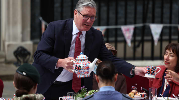 Keir Starmer enfrenta queda de popularidade apesar de avanços em acordos comerciais