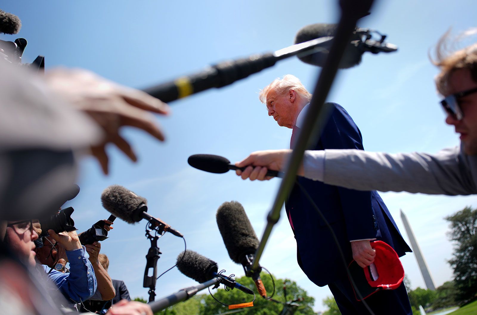 Trump intensifica ataques a instituições e busca concentrar poder na presidência